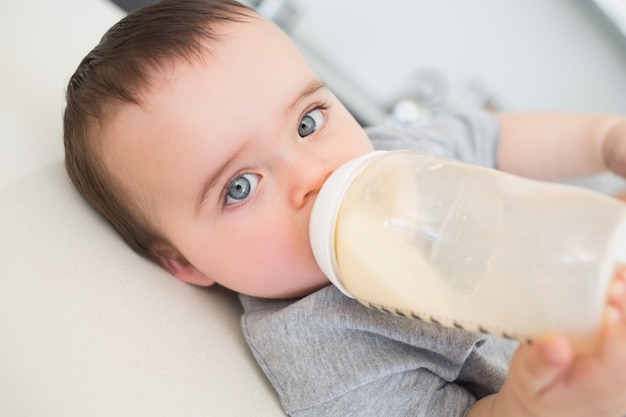 Bambino che beve latte mentre si trova sul bancone