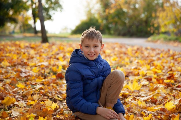 Bambino che cammina nel parco autunnale Autunno lascia il concetto di bambini