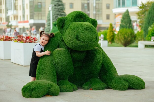 bambino che cammina nel parco