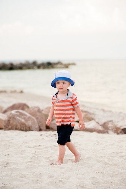 Bambino che cammina sul mare