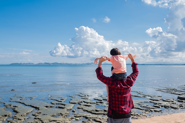 bambino che cavalca il collo di suo padre, tempo in famiglia, festa del papà