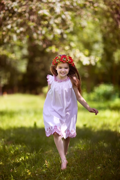 Bambino che corre nel parco