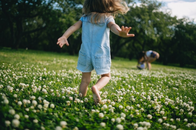 Bambino che corre sull&#39;erba