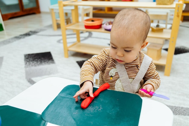 Bambino che crea forme con PlayDoh