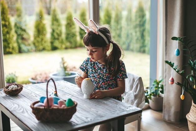 Bambino che dipinge l'uovo di Pasqua