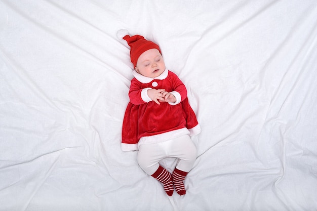 Bambino che dorme in costume santa