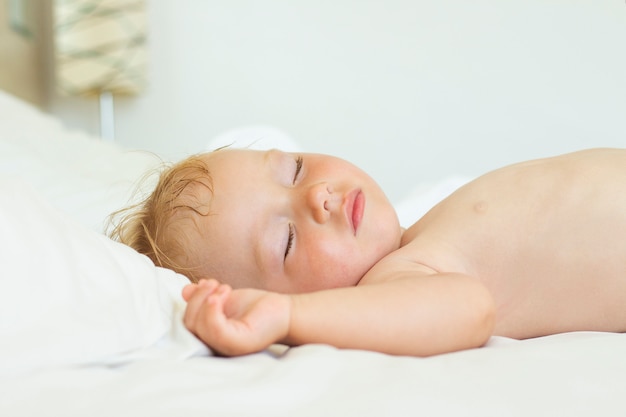 Bambino che dorme nel letto. Il concetto di dormire bene e bene il bambino