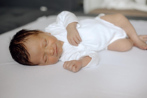 Bambino che dorme neonato sorride nel sonno