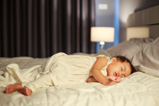 bambino che dorme sul letto a casa