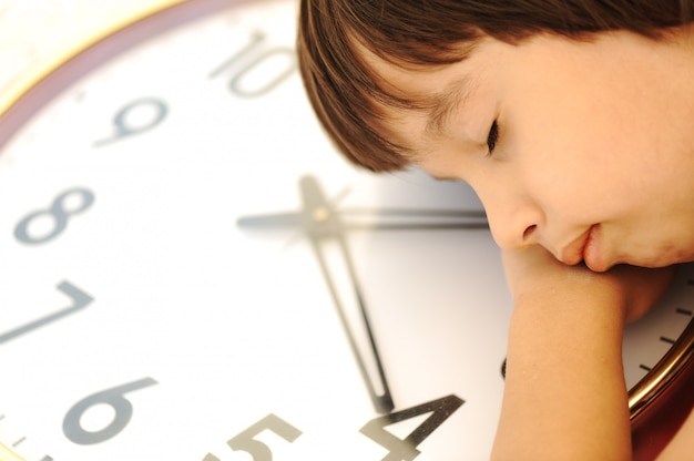 Bambino che dorme sull'orologio