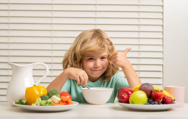 Bambino che fa colazione sana Nutrizione e sviluppo dei bambini Mangiare verdure da bambino li rende più sani