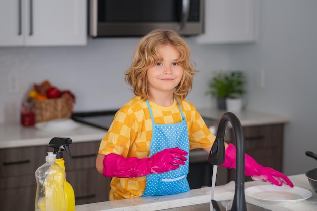 Bambino che fa e pulisce i piatti in cucina ragazzino che pulisce a casa bambino che fa i lavori domestici con fu