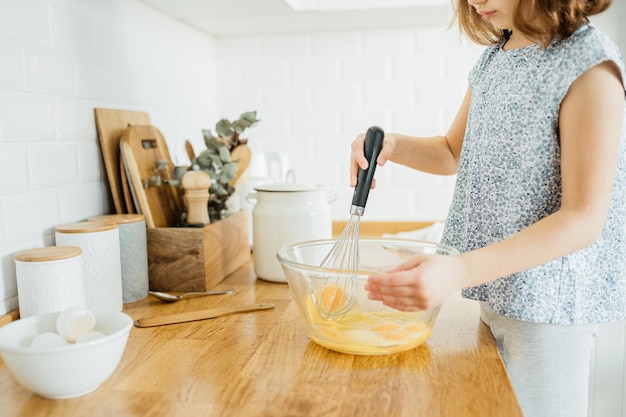 Bambino che fa frittelle per colazione Vita domestica di persone reali