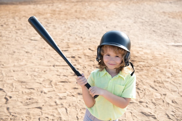 Bambino che gioca a baseball Batter nella lega giovanile ottenendo un successo Ragazzo ragazzo che colpisce una palla da baseball