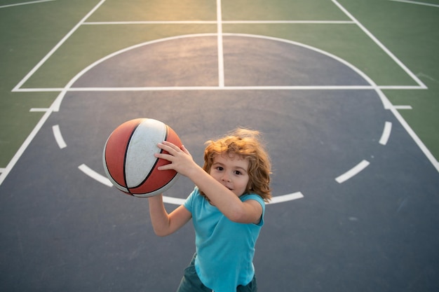 Bambino che gioca a basket con uno stile di vita attivo per bambini con basket ball