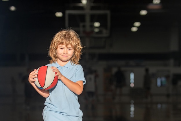 Bambino che gioca a basket in attività scolastiche e sport per bambini