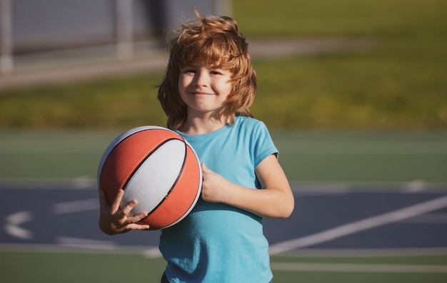 Bambino che gioca a basket Ragazzo bambino che si prepara per le riprese di basket Stile di vita attivo per bambini