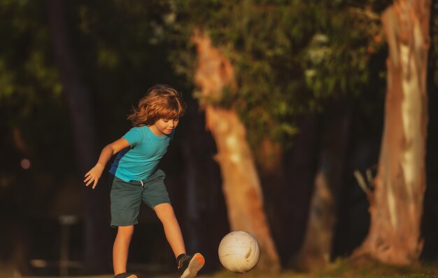 Bambino che gioca a calcio bambino felice che si diverte sport gioco di calcio attività per bambini piccolo giocatore di calcio ch