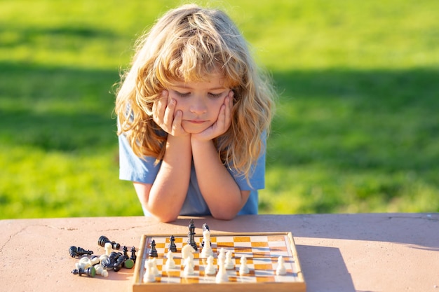 Bambino che gioca a scacchi intelligente intelligente ass giochi per bambini buoni per il concetto di intelligenza cerebrale
