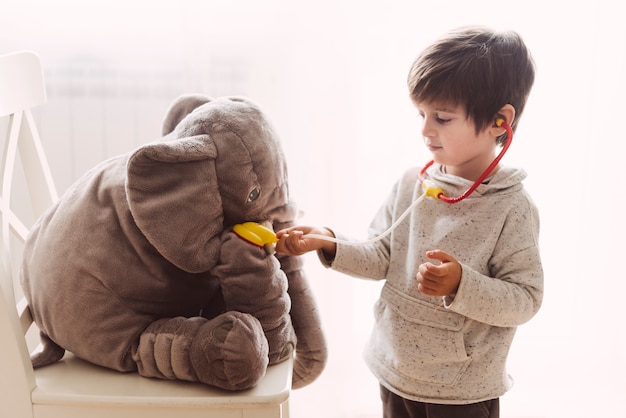 Bambino che gioca al dottore