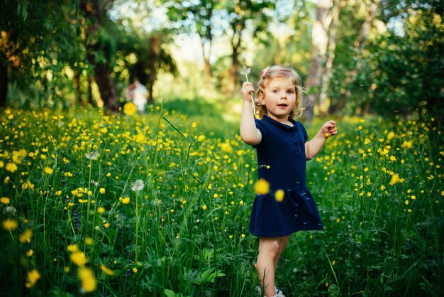 Bambino che gioca all'aperto nell'erba