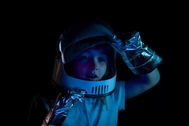 Bambino che gioca all'astronauta con l'astronauta. Chiuda sul fronte eccitato dei bambini.