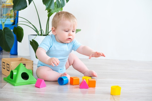 Bambino che gioca con blocchi colorati sul pavimento