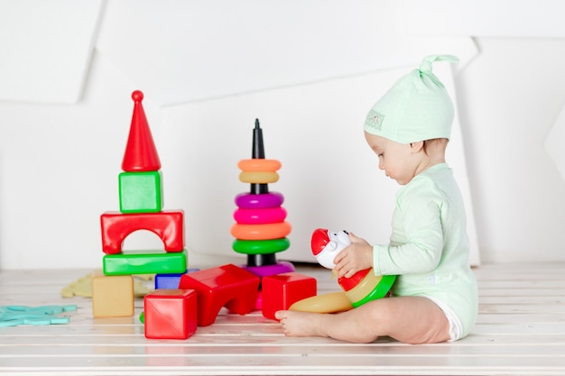 Bambino che gioca con cubi colorati nella stanza dei bambini a casa, il concetto di sviluppo e tempo libero dei più piccoli