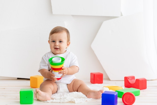 Bambino che gioca con i cubi colorati in una stanza luminosa di casa