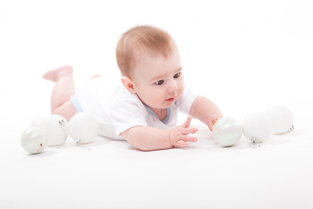 Bambino che gioca con i giocattoli di Natale