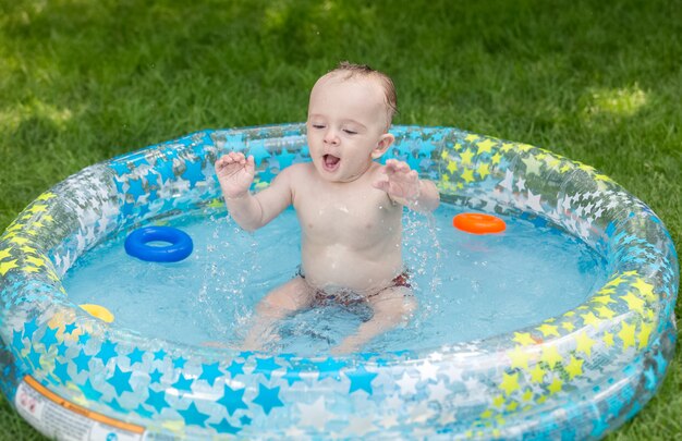 Bambino che gioca con i giocattoli in piscina in giardino