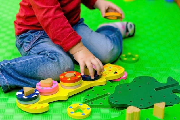 Bambino che gioca con i giocattoli.