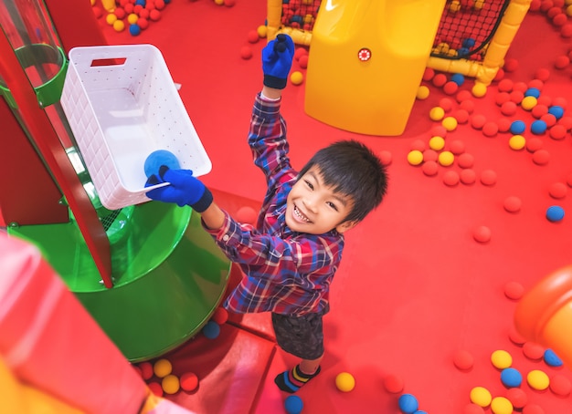 Bambino che gioca con il cannone a sfera