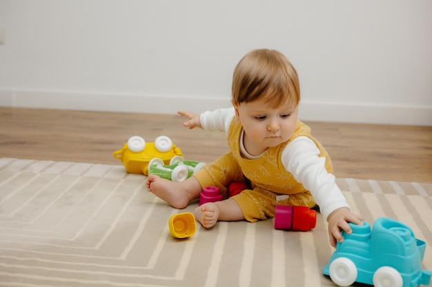 Bambino che gioca con il trenino