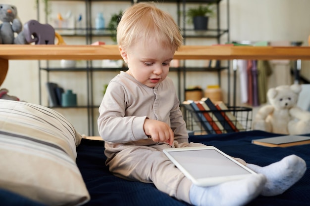 Bambino che gioca con la tavoletta digitale