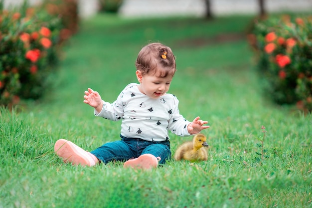 bambino che gioca con un'anatra bambino