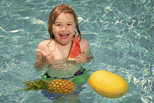 Bambino che gioca in piscina Attività estive per bambini Bambino che gioca in acqua blu Estate ananas e anguria frutta per bambini