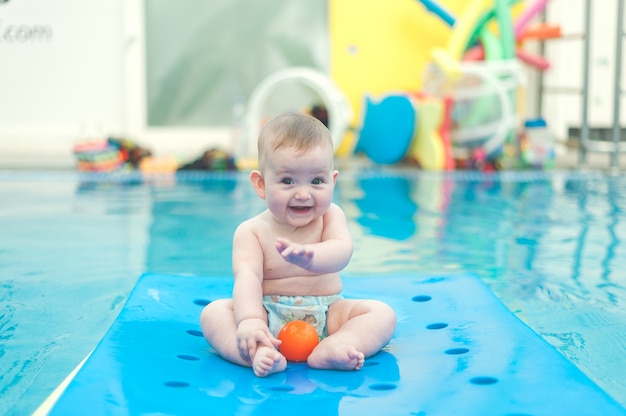 Bambino che gioca in piscina