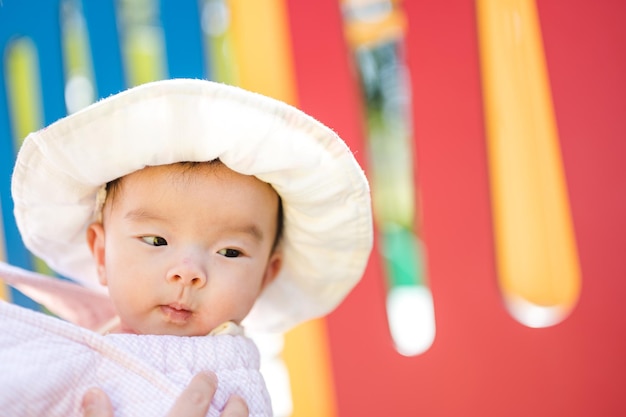 Bambino che gioca nel parco