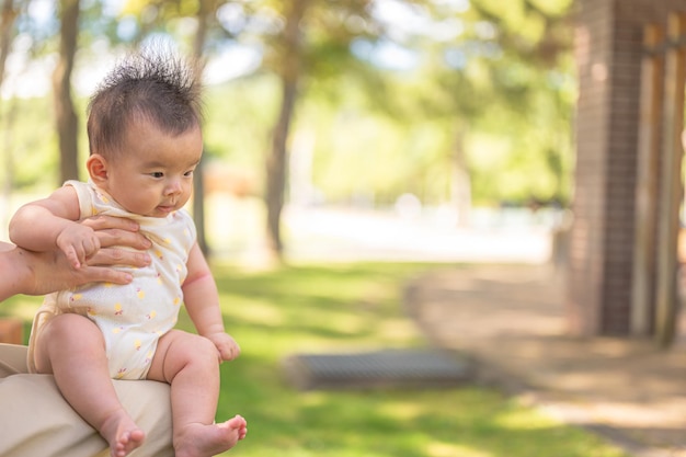 Bambino che gioca nel parco