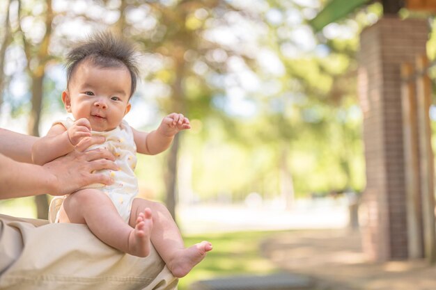 Bambino che gioca nel parco