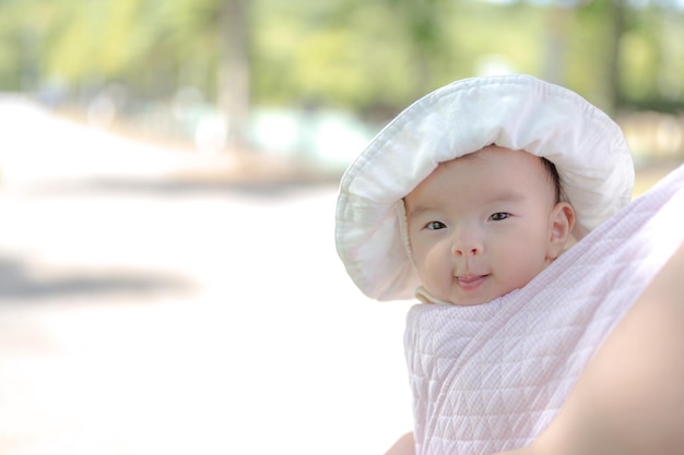 Bambino che gioca nel parco