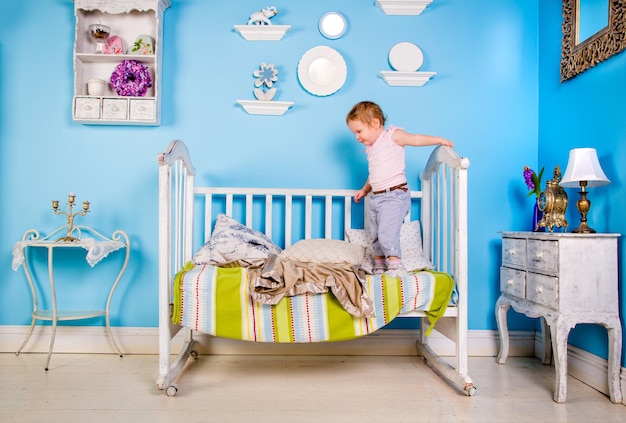 Bambino che gioca sul letto