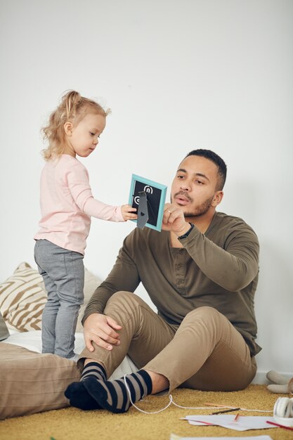 Bambino che guarda le foto con papà