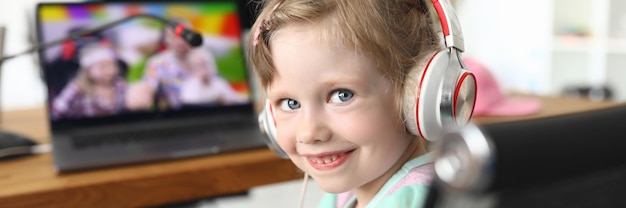 Bambino che guarda un video a casa con le cuffie