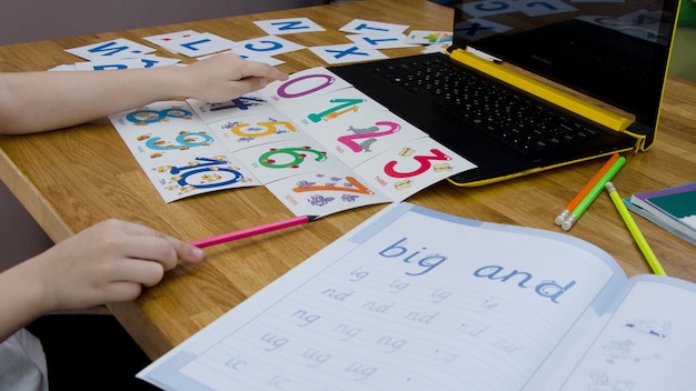 Bambino che impara l'inglese