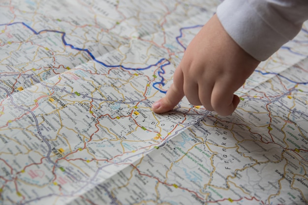 Bambino che indica la destinazione sulla mappa