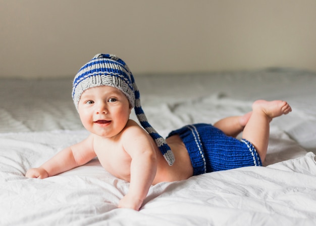 Bambino che indossa il cappello a maglia a strisce