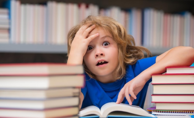 Bambino che legge un libro in una libreria o in una biblioteca