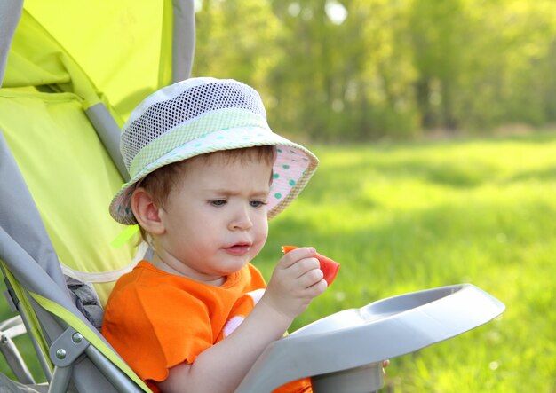 Bambino che mangia all'aperto